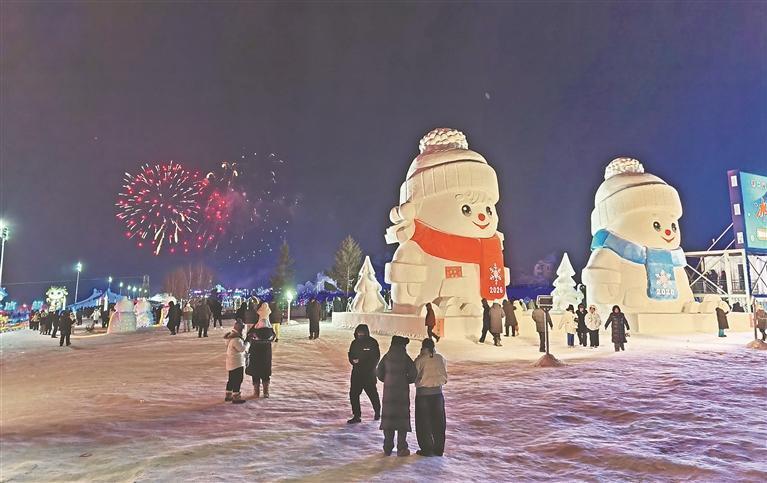 网红大雪人欢迎游客。本报记者 贾红路摄
