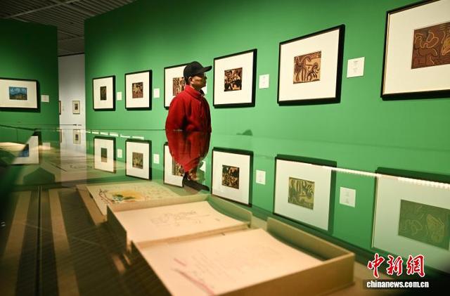 11月12日，浙江版画院首展作品吸引参观者。中新社记者 王刚 摄