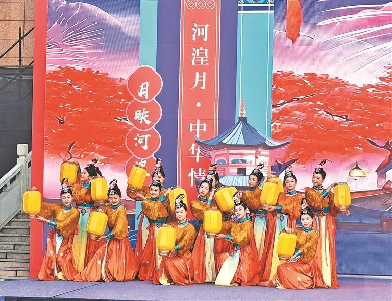 文艺演出。本报记者 陶 然 摄