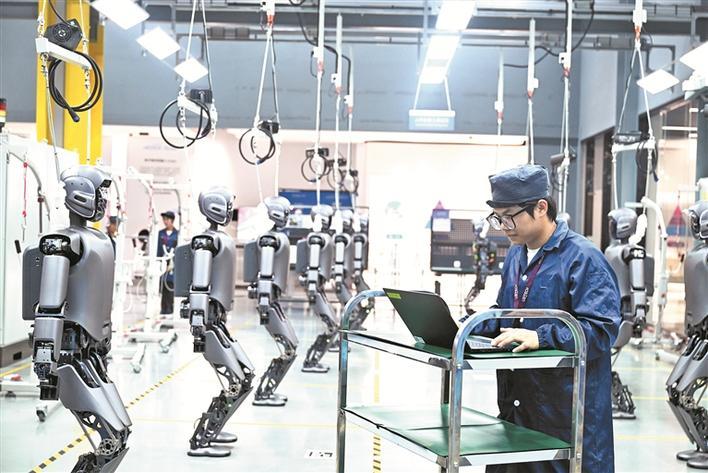 在广西壮族自治区柳州市北部生态新区机器人产业园，工人检查工业版人形机器人情况（资料图片）。 新华社发（黎寒池 摄）