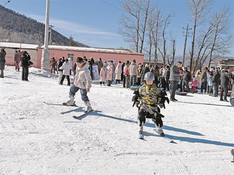游客现场体验冰雪娱乐项目。西海新闻记者 杜宇璇 摄