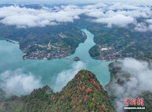 图为云雾缭绕下的酉阳河湾山寨。冉川 摄