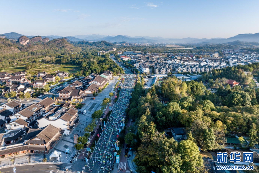 今年的比赛线路串起了武夷山的多个地标。图为比赛现场。新华网发（主办方供图）