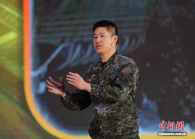 图为军车驾驶员讲述故事《车轮滚滚勇向前》。 罗元凯 摄