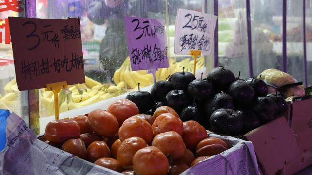 在永兴农贸市场，商家售卖的冻柿子、冻梨等水果。新华社记者 唐铭泽 摄