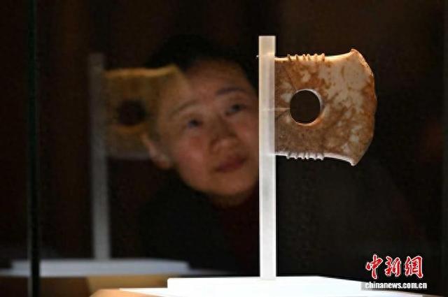 2月8日，民众参观“夏时期的中国”特展。中新社记者 韦亮 摄