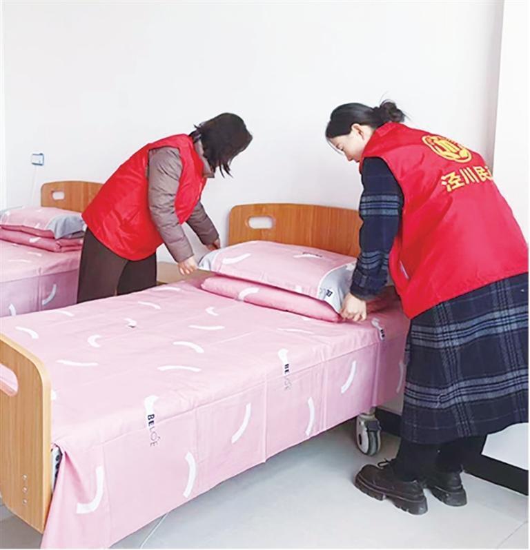 泾川县开展关爱老人活动。