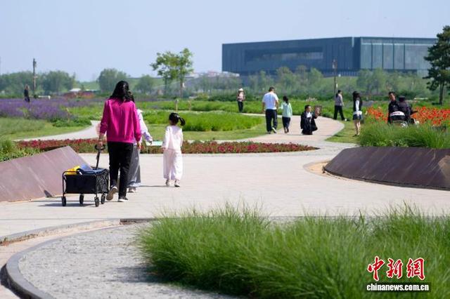 图为殷墟国家考古遗址公园吸引市民打卡拍照。中新社记者 李超庆 摄