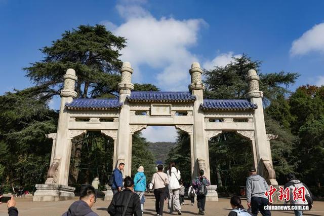 11月12日，民众走进南京中山陵参观。当日是孙中山先生诞辰159周年纪念日。中新社记者 泱波 摄