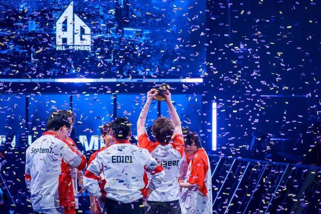 AG战队捧起奖杯。湛江科技学院 王康迪/摄