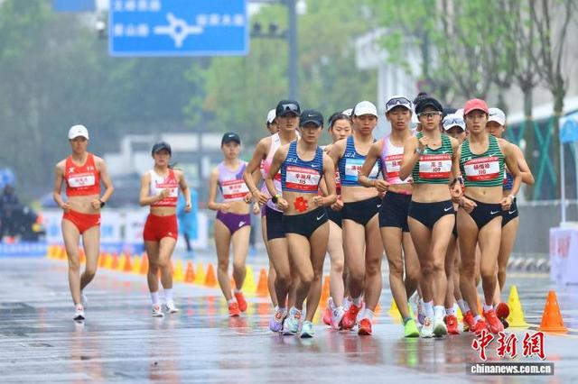 4月11日，在2026年全国竞走大奖赛成年女子半程马拉松竞走比赛中，选手们正在激烈角逐。(徽州区文化旅游体育局 供图)