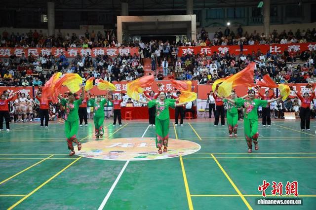 11月7日，广西梧州市龙圩区“农商银行杯”欢乐乡村女篮开幕式现场。潘绍珊 摄