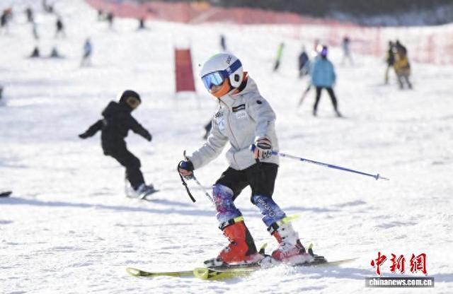 吉林雾凇冰雪节开幕当天，游客在中旅松花湖滑雪场畅滑。 石洪宇 摄