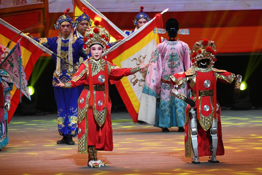   2月14日，机器人在2026山东省机器人春节晚会上和演员同台表演。新华社发（受访者供图）