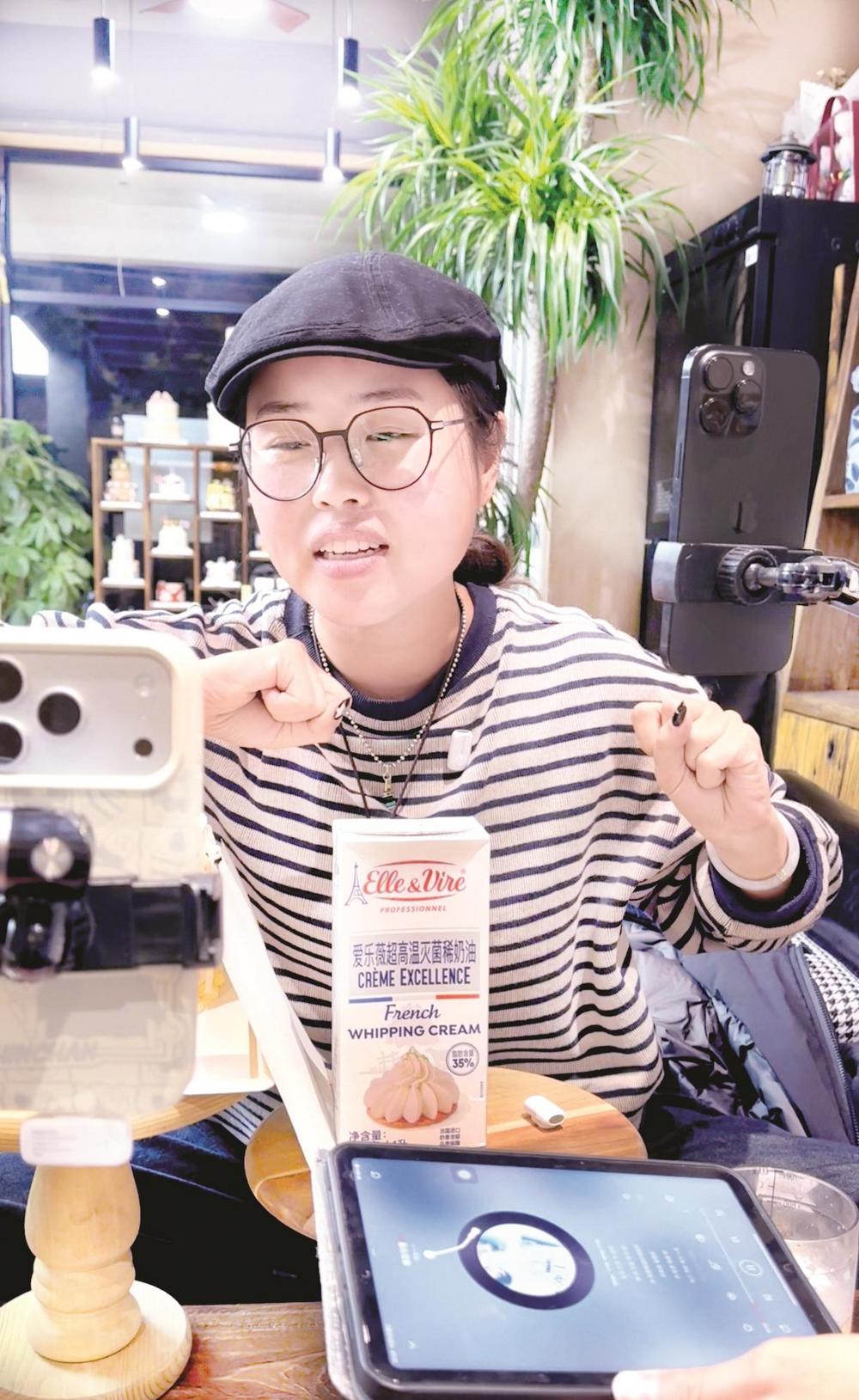 孙亚川在直播中。 薛雅兰 聂永清 摄