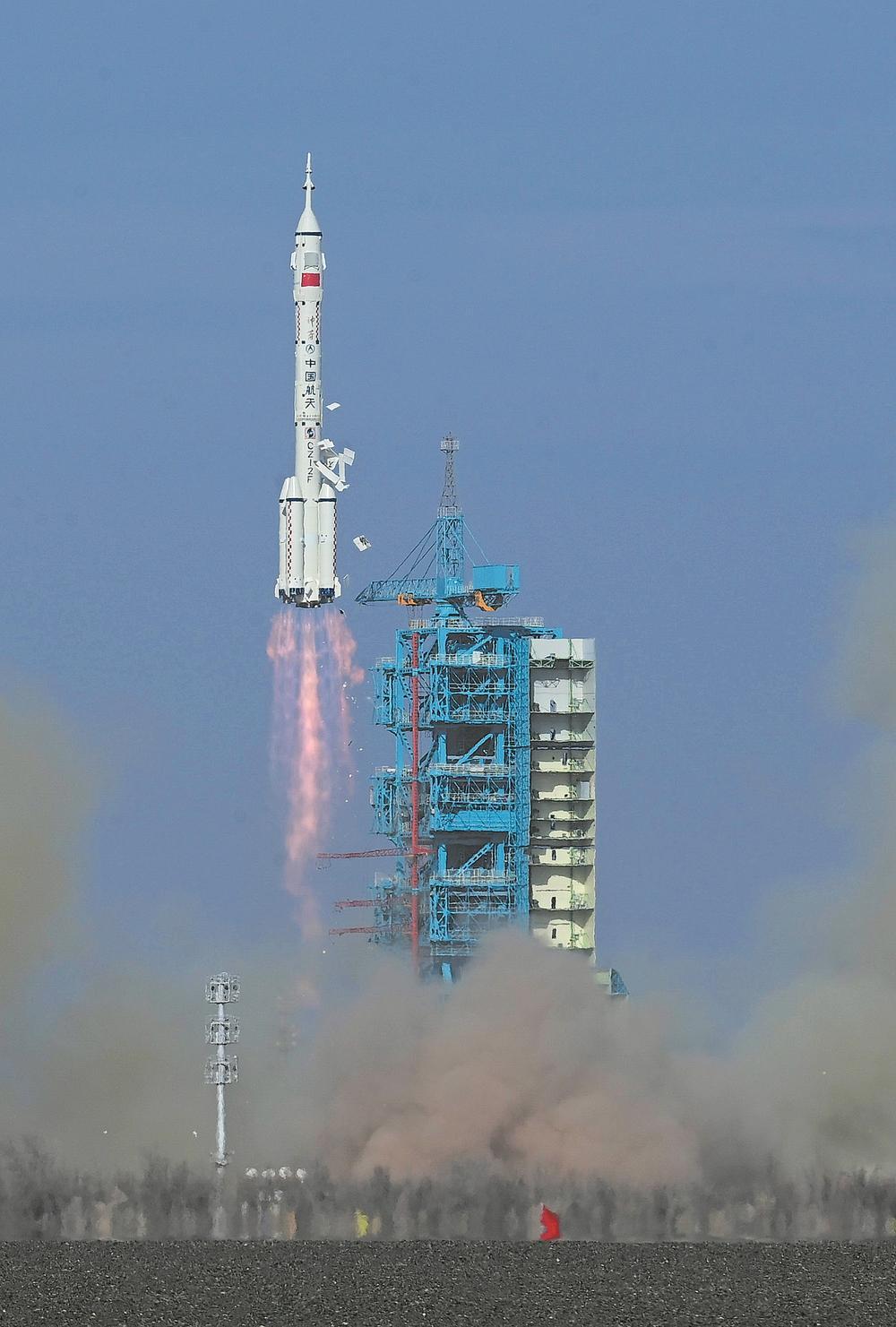 搭载神舟二十二号飞船的长征二号F遥二十二运载火箭，在酒泉卫星发射中心点火发射。 新华社发（汪江波 摄）