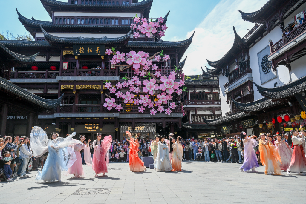 4月18日，上海豫园商城，十二花神东方浪漫群舞，吸引众多市民游客观看。澎湃新闻记者 朱伟辉 图