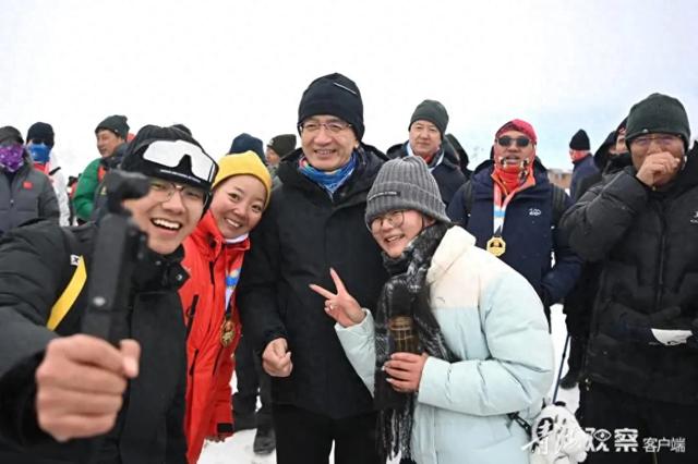 在海拔4300米的登山大本营，登山爱好者和罗东川一起合影，喜迎新年。青海日报融媒体记者 祁国彪 摄