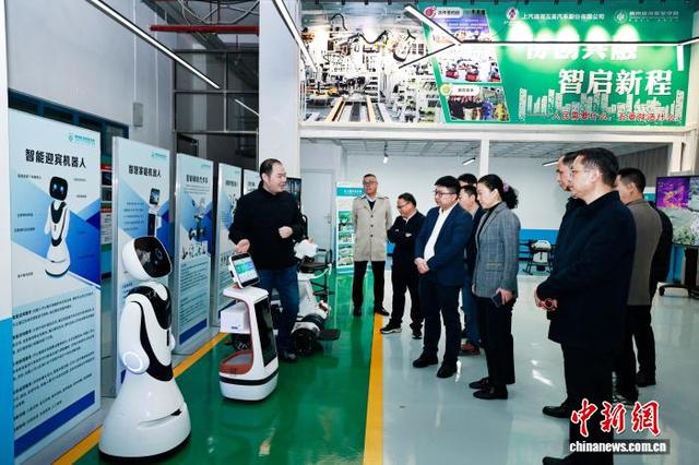 与会嘉宾参观了学校智能机器人应用技术协同创新中心。张存立 摄