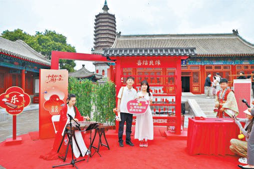 　　通州区的一对新人在通州文化地标“三庙一塔”完成登记。 本报记者 白继开 摄