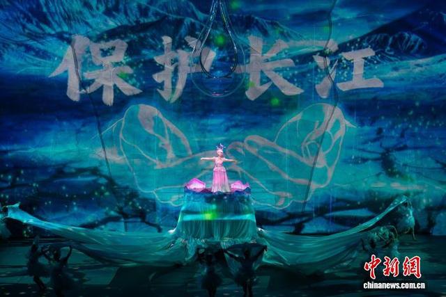 图为摘得中国杂技最高奖“金菊奖”金奖的节目《天女散花》融入剧目。中新网记者 钟旖 摄