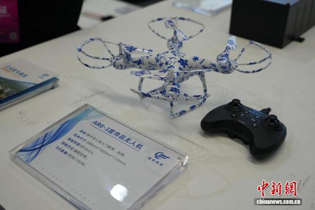 图为针对青少年入门教育级别无人机展品。 吴敏 摄