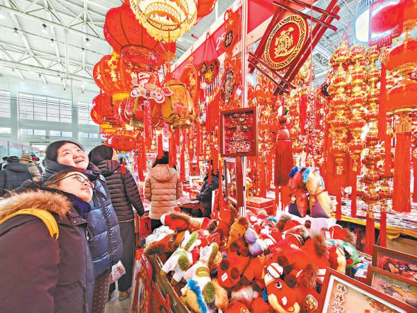 　　赶集选福　　农展馆老北京年货大集上，市民游客挑选福字、灯笼等新春民俗饰品。 乔健 摄
