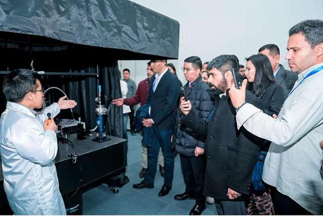 11月8日，山东济南，上合组织国家青年代表参观山东高等技术研究院，听取研究员讲解宇宙线数据收集技术原理。主办方供图