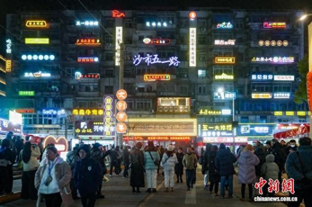 图为2月6日晚，湖北省荆州市沙市区五一路与解放路交界处人流如织，游客正观赏“阳台小剧场”演出。吴淘淘 摄