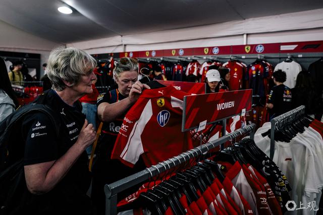 纪念品商店顾客盈门 李铭珅 摄