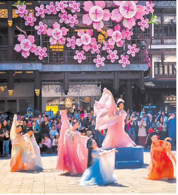 豫园商城十二花神巡游表演吸引市民游客观赏 杨建正 摄