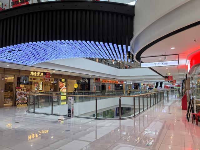 图为马桥万达商场内的餐饮企业。