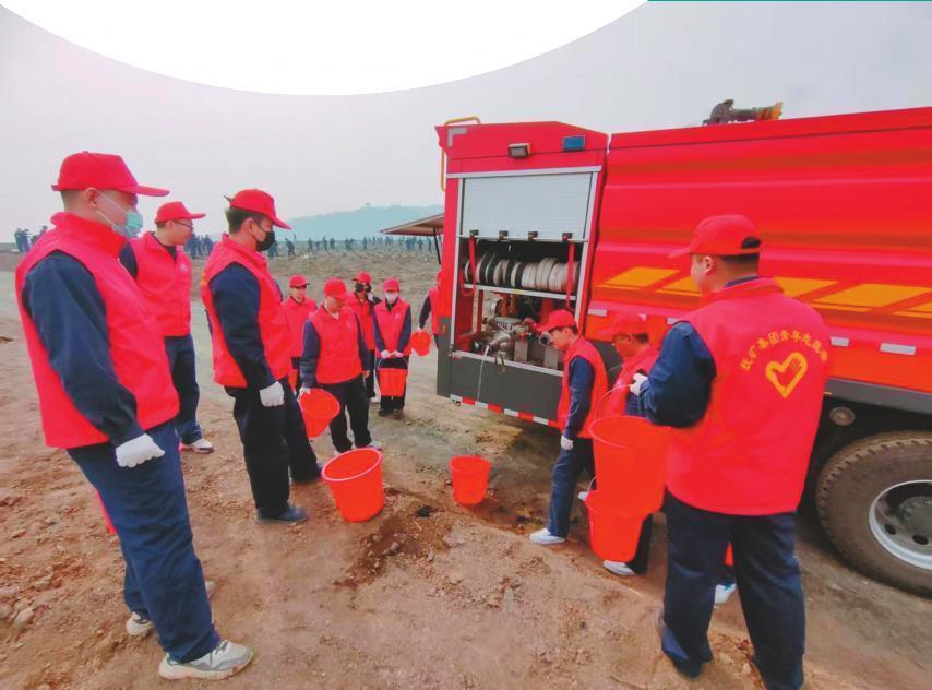 ④在抚矿集团西露天矿植树点，志愿者正排队接水，准备浇灌新植树苗。 本报记者 崔振波 摄