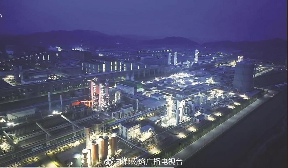 夜幕中的邯钢厂区灯火璀璨，它照亮了邯郸的过去、现代与未来。 麦子阿里 摄