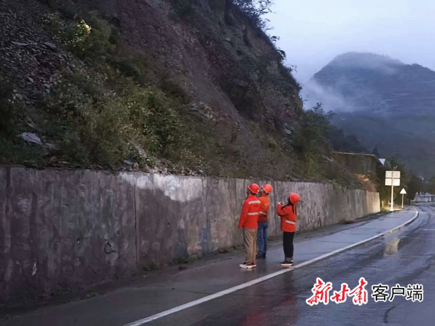 工作人员排查公路险情。陇南公路事业发展中心供图