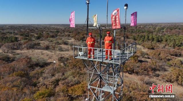 护林员在瞭望塔巡护。 刘小光 摄