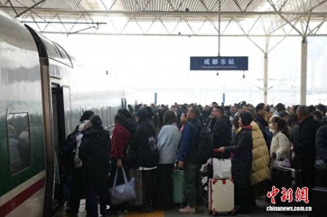 图为2026年春运期间的铁路成都东站站台。国铁成都局 供图