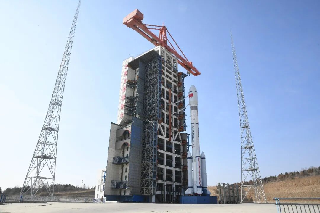 长六改火箭矗立在塔架旁（赵冲 摄）