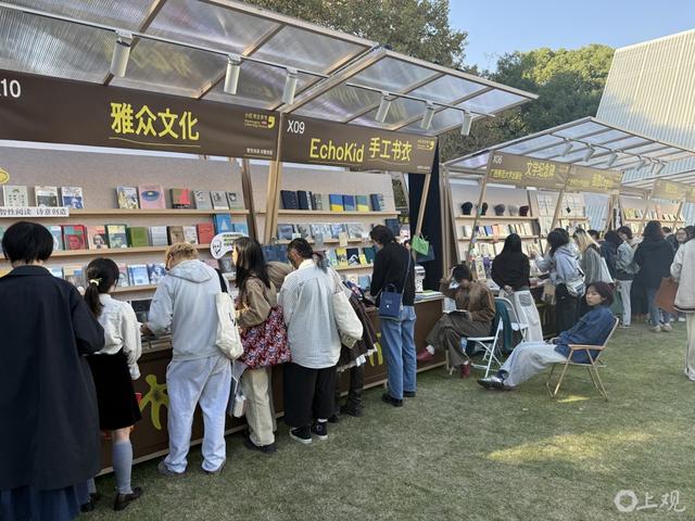 草地上的“小红书文学节”，图书市集人头攒动。施晨露摄