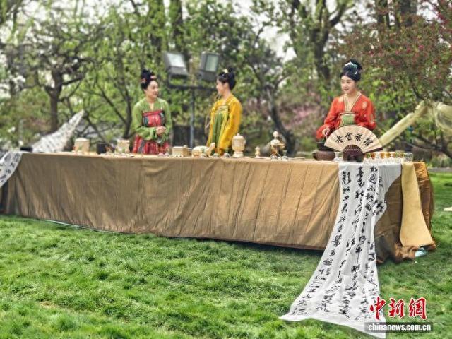 活动现场的茶艺展示。程小路 摄