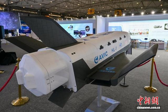 “昊龙”货运航天飞机模型侧面。记者 刘忠俊 摄