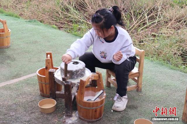 5月3日，浙江衢州，小朋友体验手磨豆浆。 叶冠琦 摄