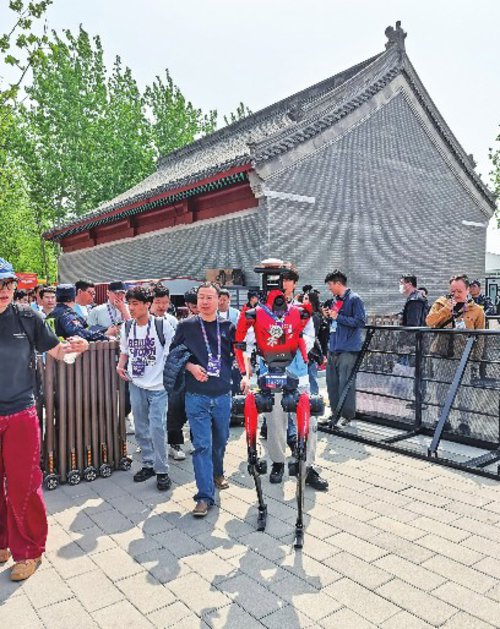      冲线后，““闪电”获得奖牌。本报记者张守营/摄