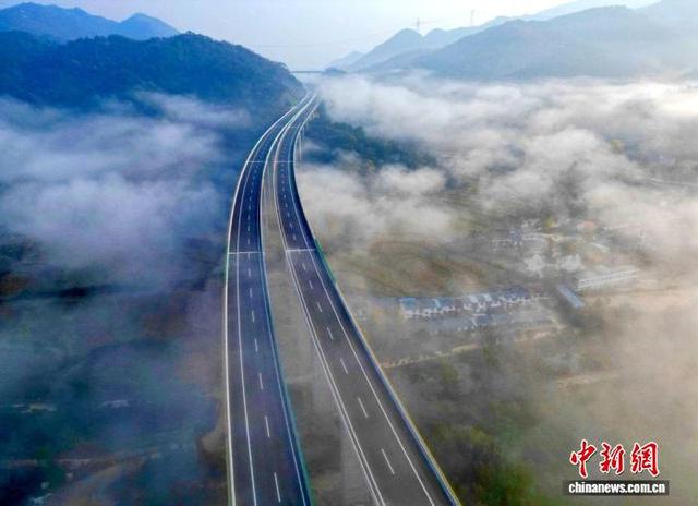 湖北随州至河南信阳高速公路项目顺利通过交工验收。(无人机照片)湖北交投集团 供图