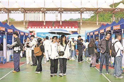 4月25日，“职引黔程 点亮未来”高校毕业生及青年人才专场招聘会吸引众多求职者。贵阳日报融媒体记者 张晨 摄