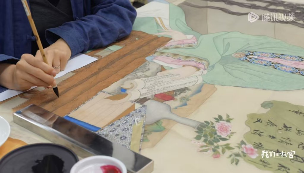 故宫工作人员在临摹古画