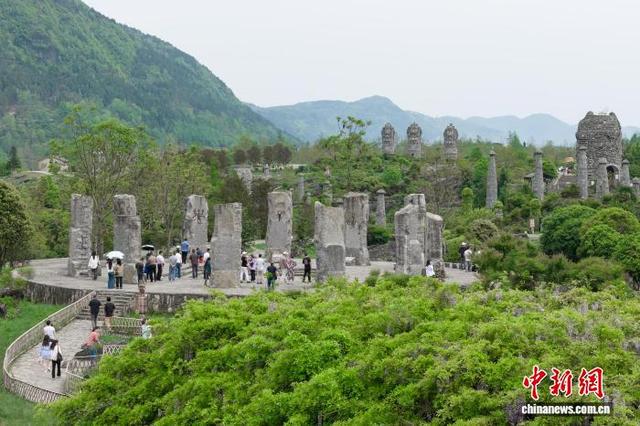 4月19日，游客在重庆酉阳叠石花谷游览。中新社记者 何蓬磊 摄
