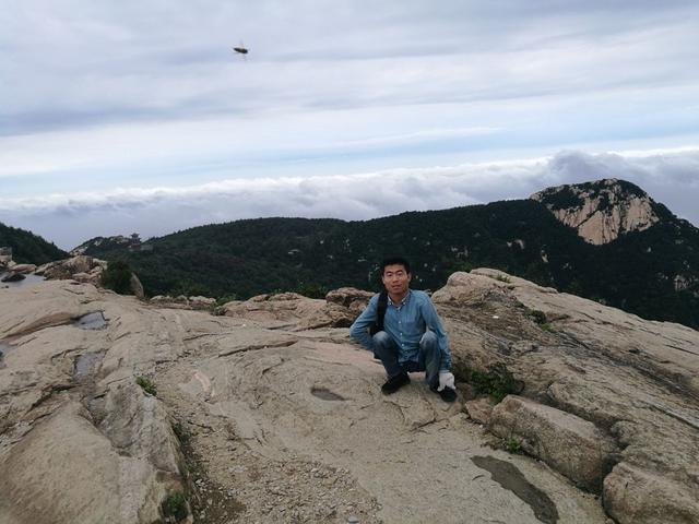 李创业爬泰山时的照片。（受访者供图）