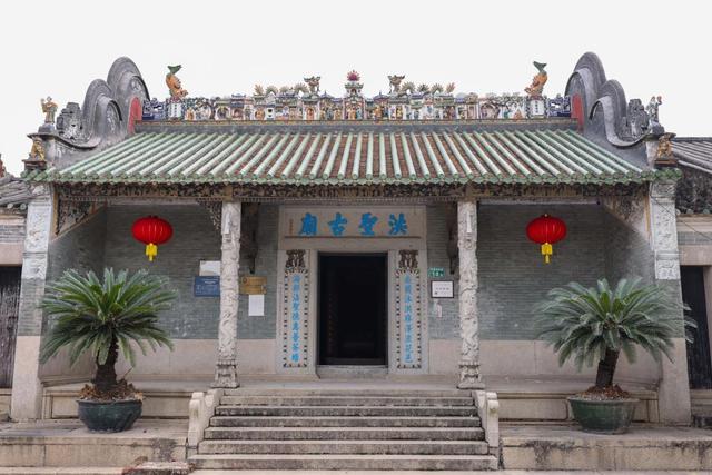 11月11日，广州市花都区炭步镇茶塘村洪圣古庙屋脊上的鳌鱼装饰。新华社发（骆紫媚 摄）