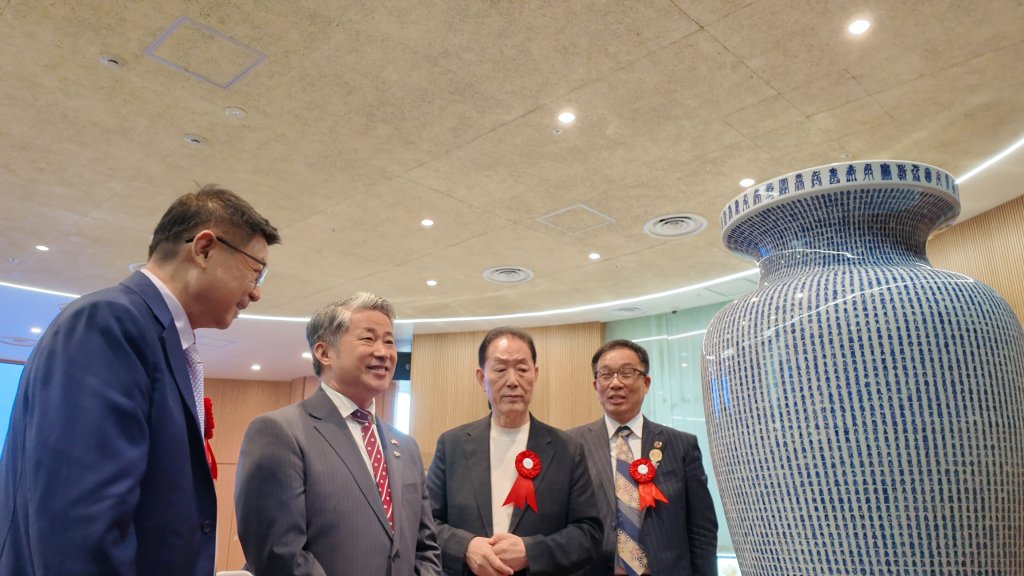 清康熙款青花万寿大尊展出现场，中国驻大阪总领事薛剑（左2）与收藏家吴稚亮（左3）等